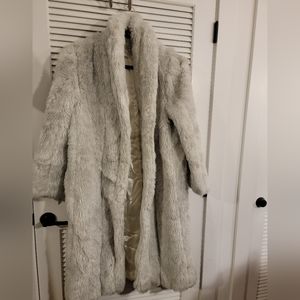 Elegant Faux Fur Coat in Gray